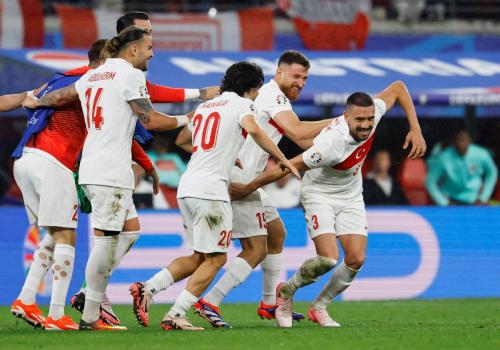 Merih Demiral (paling kanan) bantu Turki lolos ke perempatfinal Euro 2024. (Foto: REUTERS)