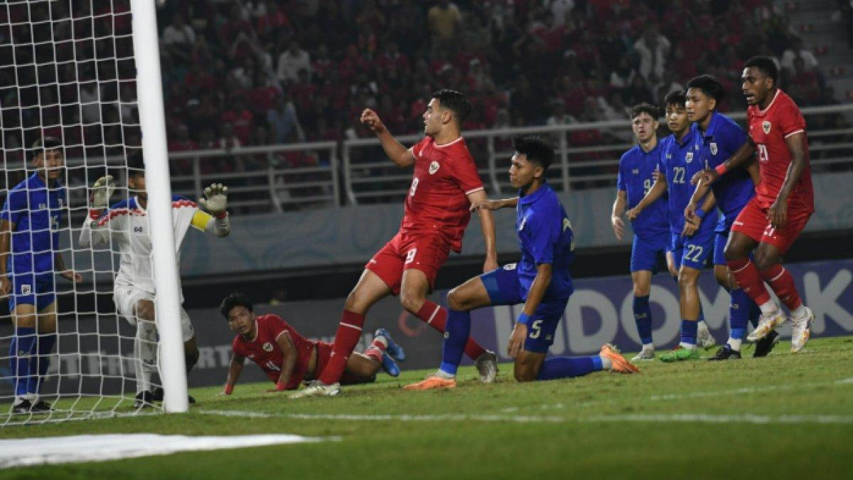 Striker Timnas U-19 Indonesia, Jens Raven saat menceploskan bola ke gawang Thailand pada laga final ASEAN Cup U-19 2024 di Stadion Gelora Bung Tomo (GBT), Surabaya, Senin (29/7/2024).